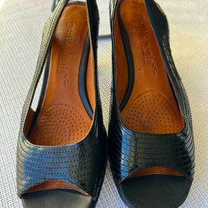 Gentle Souls by Kenneth Cole 7M Black